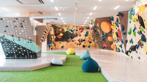 沖縄県のクライミング施設「ディーボルダリング沖縄豊崎」の紹介記事です。